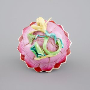 Une tasse et soucoupe en porcelaine de Chine famille rose de forme lotus, époque Yongzheng, 1722-1735 — photo 8