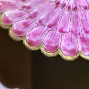 Une tasse et soucoupe en porcelaine de Chine famille rose en forme de fleur de lotus, Yongzheng — photo 22