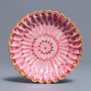 Une tasse et soucoupe en porcelaine de Chine famille rose en forme de fleur de lotus, Yongzheng — photo 3