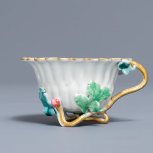 Une tasse et soucoupe en porcelaine de Chine famille rose en forme de fleur de lotus, Yongzheng — photo 5