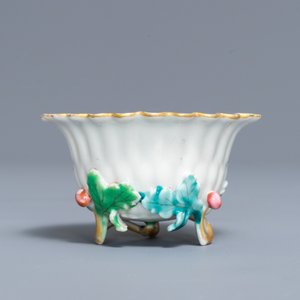 Une tasse et soucoupe en porcelaine de Chine famille rose en forme de fleur de lotus, Yongzheng — photo 8