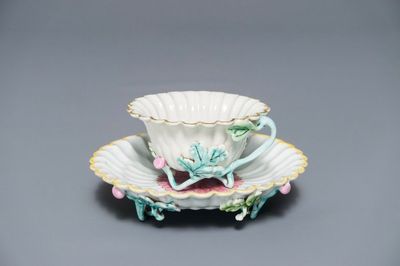Une tasse et soucoupe en porcelaine de Chine famille rose en forme de fleur de lotus, Yongzheng