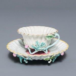 Une tasse et soucoupe en porcelaine de Chine famille rose en forme de fleur de lotus, Yongzheng — photo 1