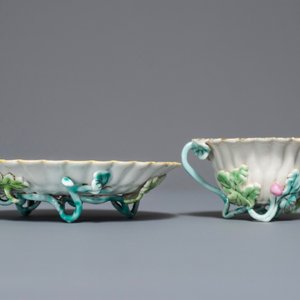 Une tasse et soucoupe en porcelaine de Chine famille rose en forme de fleur de lotus, Yongzheng — photo 4