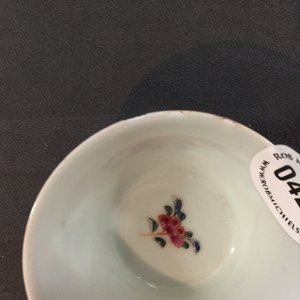 Une tasse et soucoupe en porcelaine de Chine famille rose et faux-bois, Qianlong — photo 11