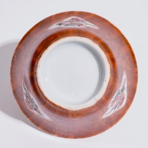 Une tasse et soucoupe en porcelaine de Chine famille rose et faux-bois, Qianlong — photo 9