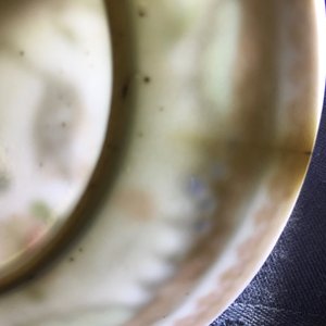 Une tasse et soucoupe en porcelaine de Chine famille rose et grisaille à décor de grues, Yongzheng — photo 16
