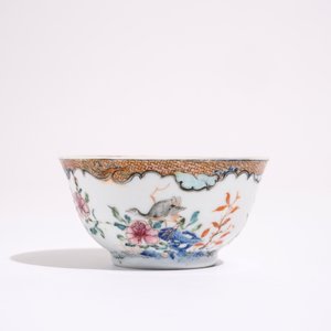Une tasse et soucoupe en porcelaine de Chine famille rose et grisaille à décor de grues, Yongzheng — photo 4