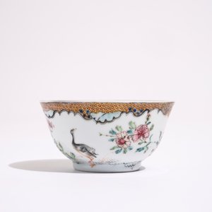 Une tasse et soucoupe en porcelaine de Chine famille rose et grisaille à décor de grues, Yongzheng — photo 5