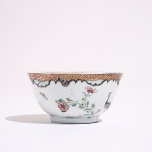 Une tasse et soucoupe en porcelaine de Chine famille rose et grisaille à décor de grues, Yongzheng — photo 6