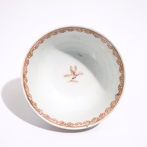 Une tasse et soucoupe en porcelaine de Chine famille rose et grisaille à décor de grues, Yongzheng — photo 8