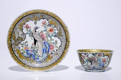 Une tasse et soucoupe en porcelaine de Chine famille rose et grisaille coquille d'oeuf à décor d'un faisan, Yongzheng