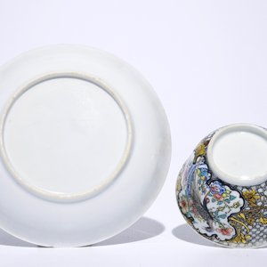 Une tasse et soucoupe en porcelaine de Chine famille rose et grisaille coquille d'oeuf à décor d'un faisan, Yongzheng — photo 2