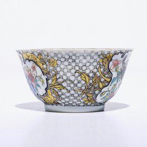Une tasse et soucoupe en porcelaine de Chine famille rose et grisaille coquille d'oeuf à décor d'un faisan, Yongzheng — photo 4