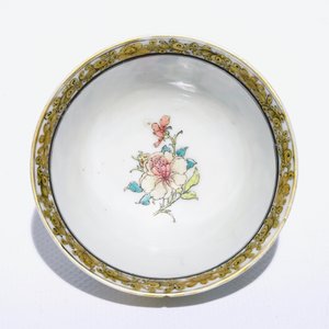 Une tasse et soucoupe en porcelaine de Chine famille rose et grisaille coquille d'oeuf à décor d'un faisan, Yongzheng — photo 7