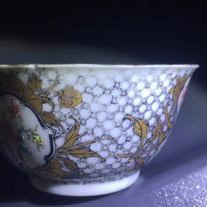 Une tasse et soucoupe en porcelaine de Chine famille rose et grisaille coquille d'oeuf à décor d'un faisan, Yongzheng — photo 9