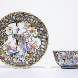 Une tasse et soucoupe en porcelaine de Chine famille rose et grisaille coquille d'oeuf à décor d'un faisan, Yongzheng — photo 1