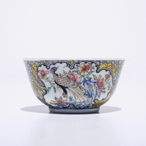 Une tasse et soucoupe en porcelaine de Chine famille rose et grisaille coquille d'oeuf à décor d'un faisan, Yongzheng — photo 3
