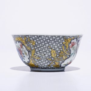 Une tasse et soucoupe en porcelaine de Chine famille rose et grisaille coquille d'oeuf à décor d'un faisan, Yongzheng — photo 6