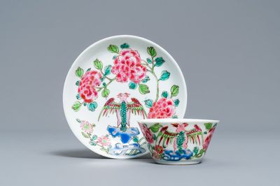 Une tasse et soucoupe en porcelaine de Chine famille rose pour le marché espagnol ou mexicain, Yongzheng/Qianlong