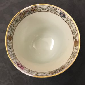 Une tasse et soucoupe en porcelaine de Chine famille rose, Qianlong — photo 11