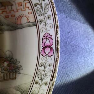Une tasse et soucoupe en porcelaine de Chine famille rose, Qianlong — photo 12