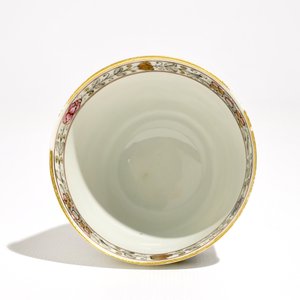 Une tasse et soucoupe en porcelaine de Chine famille rose, Qianlong — photo 8