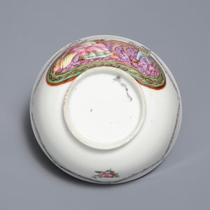 Une tasse et soucoupe en porcelaine de Chine famille rose, Qianlong — photo 9