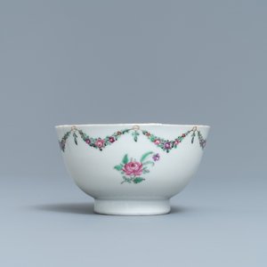 Une tasse et soucoupe en porcelaine de Chine famille rose, Qianlong — photo 6