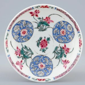 Une tasse et soucoupe en porcelaine de Chine famille rose semi-coquille d'oeuf, Yongzheng/Qianlong — photo 2