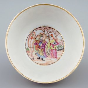 Une tasse et soucoupe en porcelaine de Chine famille rose sur fond doré, Qianlong, 18ème — photo 4