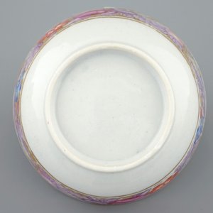 Une tasse et soucoupe en porcelaine de Chine famille rose sur fond doré, Qianlong, 18ème — photo 5