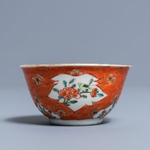 Une tasse et soucoupe en porcelaine de Chine famille rose, Yongzheng — photo 4