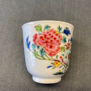 Une tasse et soucoupe en porcelaine de Chine famille rose, Yongzheng — photo 13