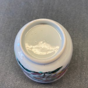 Une tasse et soucoupe en porcelaine de Chine famille rose, Yongzheng — photo 18