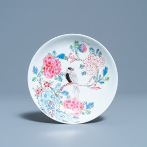 Une tasse et soucoupe en porcelaine de Chine famille rose, Yongzheng — photo 2