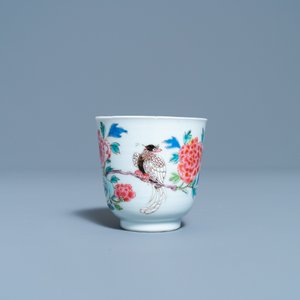 Une tasse et soucoupe en porcelaine de Chine famille rose, Yongzheng — photo 4