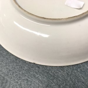 Une tasse et soucoupe en porcelaine de Chine famille rose, Yongzheng/Qianlong — photo 12