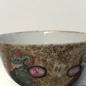 Une tasse et soucoupe en porcelaine de Chine famille rose, Yongzheng/Qianlong — photo 10