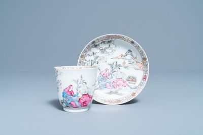 Une tasse et soucoupe en porcelaine de Chine famille rose, Yongzheng/Qianlong