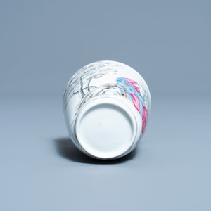 Une tasse et soucoupe en porcelaine de Chine famille rose, Yongzheng/Qianlong — photo 9