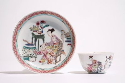 Une tasse et soucoupe en porcelaine de Chine famille rose, Yongzheng