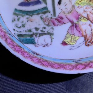 Une tasse et soucoupe en porcelaine de Chine famille rose, Yongzheng — photo 21