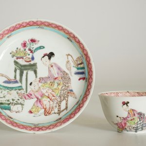 Une tasse et soucoupe en porcelaine de Chine famille rose, Yongzheng — photo 10