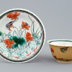 Une tasse et soucoupe en porcelaine de Chine famille verte et café au lait, Kangxi — photo 1