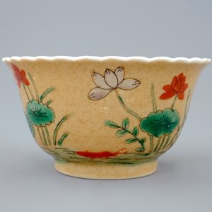 Une tasse et soucoupe en porcelaine de Chine famille verte et café au lait, Kangxi — photo 6