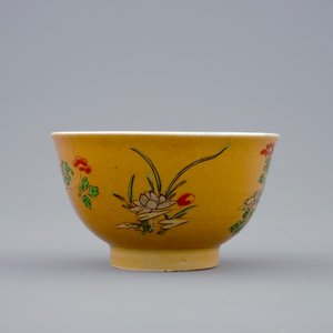 Une tasse et soucoupe en porcelaine de Chine famille verte sur fond café au lait, Kangxi — photo 4