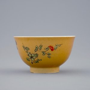 Une tasse et soucoupe en porcelaine de Chine famille verte sur fond café au lait, Kangxi — photo 6