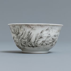 Une tasse et soucoupe en porcelaine de Chine grisaille à décor d'Européens, Yongzheng — photo 6