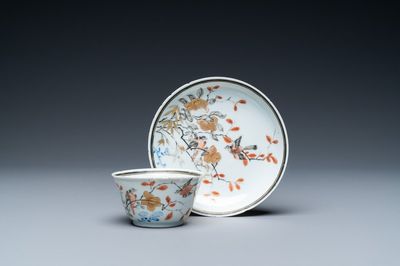 Une tasse et soucoupe en porcelaine de Chine grisaille, doré et rouge de fer, Yongzheng